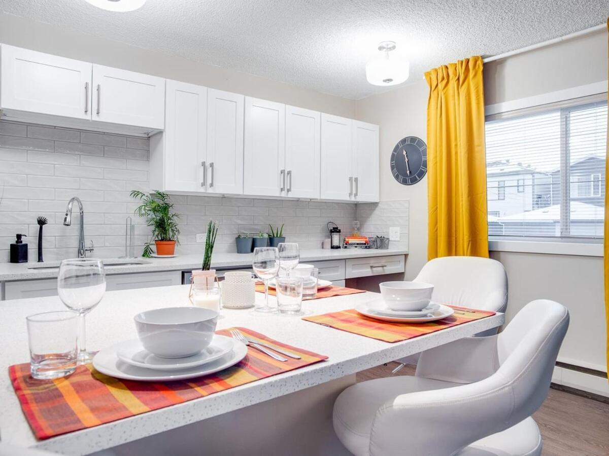 Gorgeous 2Br Condo W Parking Patio Coffee! คาลการี ภายนอก รูปภาพ