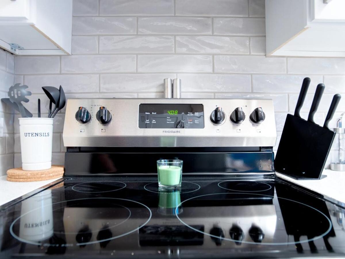 Gorgeous 2Br Condo W Parking Patio Coffee! คาลการี ภายนอก รูปภาพ