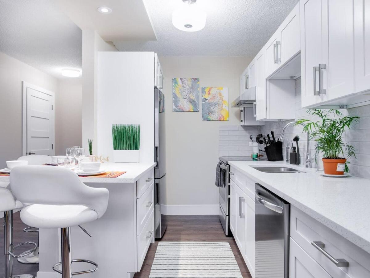 Gorgeous 2Br Condo W Parking Patio Coffee! คาลการี ภายนอก รูปภาพ