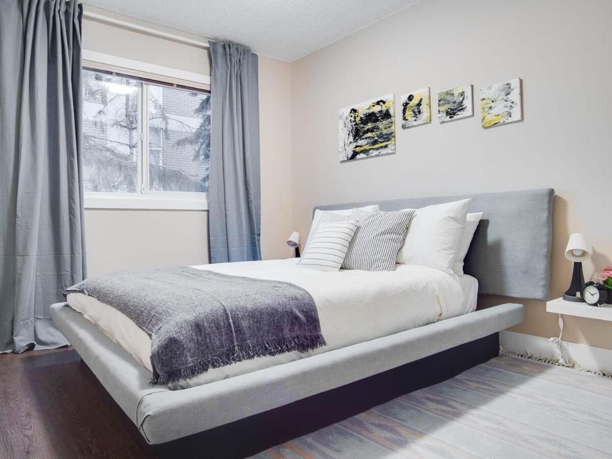 Gorgeous 2Br Condo W Parking Patio Coffee! คาลการี ภายนอก รูปภาพ