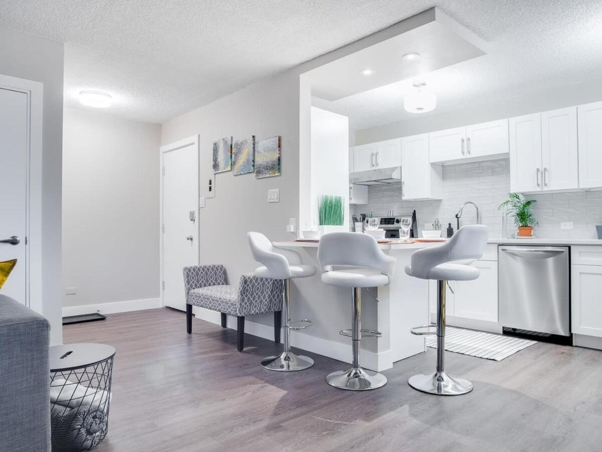 Gorgeous 2Br Condo W Parking Patio Coffee! คาลการี ภายนอก รูปภาพ