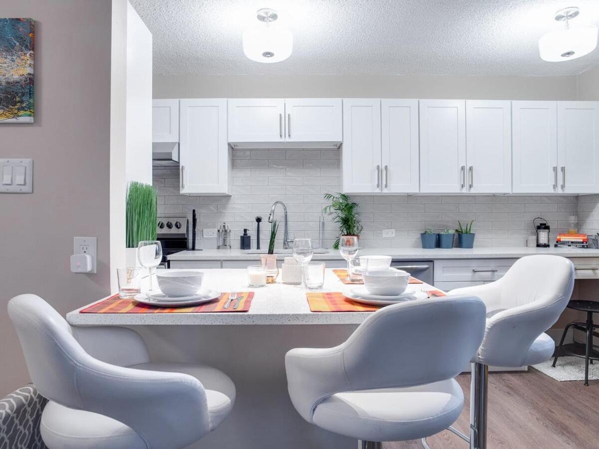 Gorgeous 2Br Condo W Parking Patio Coffee! คาลการี ภายนอก รูปภาพ